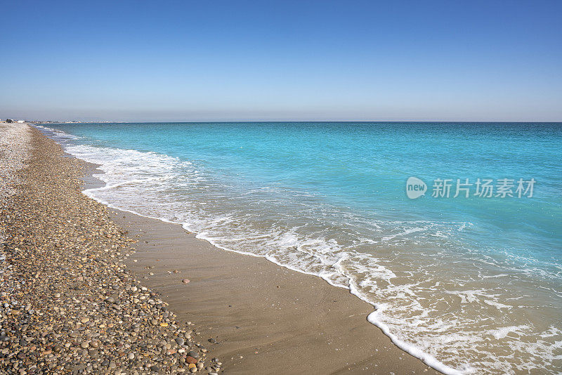 巴伦西亚Sagunto Canet海滩，地中海边夏日蔚蓝的天空